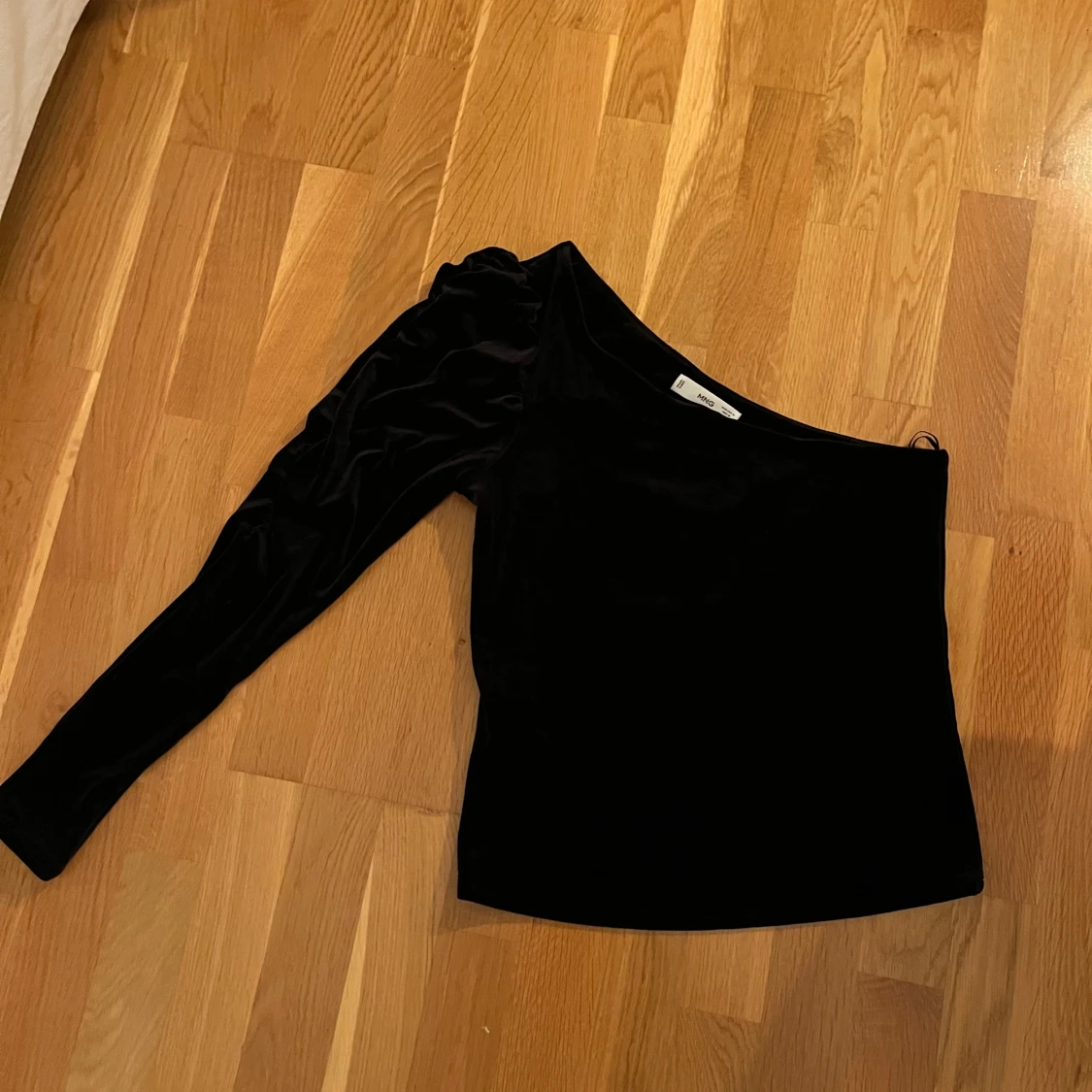 Svart oneshoulder topp i sammet från Mango