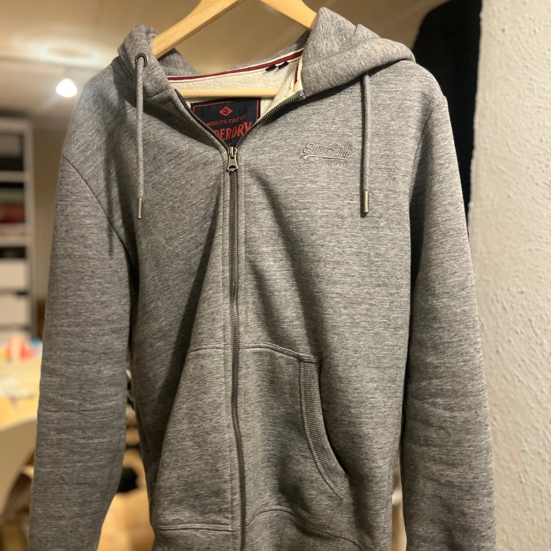 Grå hoodie med dragkedja från Superdry - 2