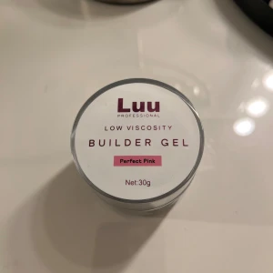 Nagelgele - Såå fin färg och lätt att jobba med. använd 2 gånger så väldigt mycket kvar 🥰