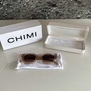 Chimi 04 - Chimi 04 ecru. Använda 1 sommar. Mycket bra skick. Endast banden till påsen som är sönder.             Skriv vid frågor:)