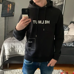 Helmut Lang hoodie - Säljer nu denna sjukt snygga Helmut Lang hoodien, den är i storlek XS men sitter som en S. Jag är 177 cm och väger 65 kg. 