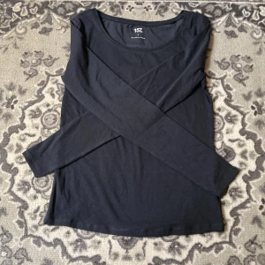 Mörkblå  långärmad topp från lager 157 - En basic svart långärmad topp från 157. Säljer den för att den tyvärr passade inte mig 😔.Perfekt att styla med jeans eller kjol för en enkel och clean look. Materialet är 95% bomull och 5% elastan vilket gör den stretchig och bekväm.  Jag har i två andra färger också om du vill ha❤️
