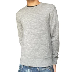 Merinoull tröja - Säljer nu denna gråa merinoull tröja från uniqlo. Det finns ett litet hål på magen men annars bra skick. Priset kan diskuteras!