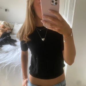 Svart stickad topp från Zara - En svart, kortärmad stickad tröja från Zara! Superskön och snygg! Den är använd men fortfarande i jättebra skick🖤Strl M men passar S oxå!