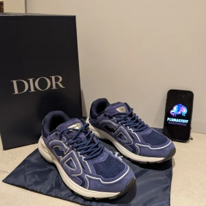 B30 - Helt nya B30 i den mest unika och snyggaste färgen. Finns i storlekarna 43-45, sulan är gummi och mycket av skorna är av mocha, Box och dustbag medföljer 