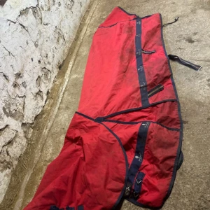 Utetäcke - Rött fairfield täcke, storlek 155 300 g, fint skick förutom det lilla ni ser på bilderna. 