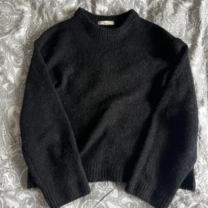 Stickad tröja  - Svart stickad tröja från Gina. Knappt använd. Kolla gärna in mina andra annonser, vill du köpa flera varor så kommer vi överens om ett bra paketpris😊