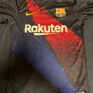 Fotbollströja T-shirt - Använd par gånger annars jättefin tröja. Passar storleken S/M