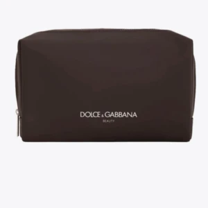 Brun necessär från Dolce & Gabbana - Säljet min super snygga necessär från D&G, den är knappt använd och sälj inte längre vad jag vet❤️