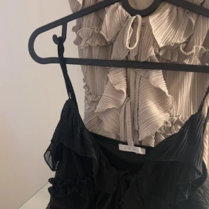 Volangtop 150kr styck - Säljer dessa volang toppar ifrån New Yorker. En i beige och en i svart! Kp för vilken ni är inntreserad av eller om ni vill köpa båda för 350!