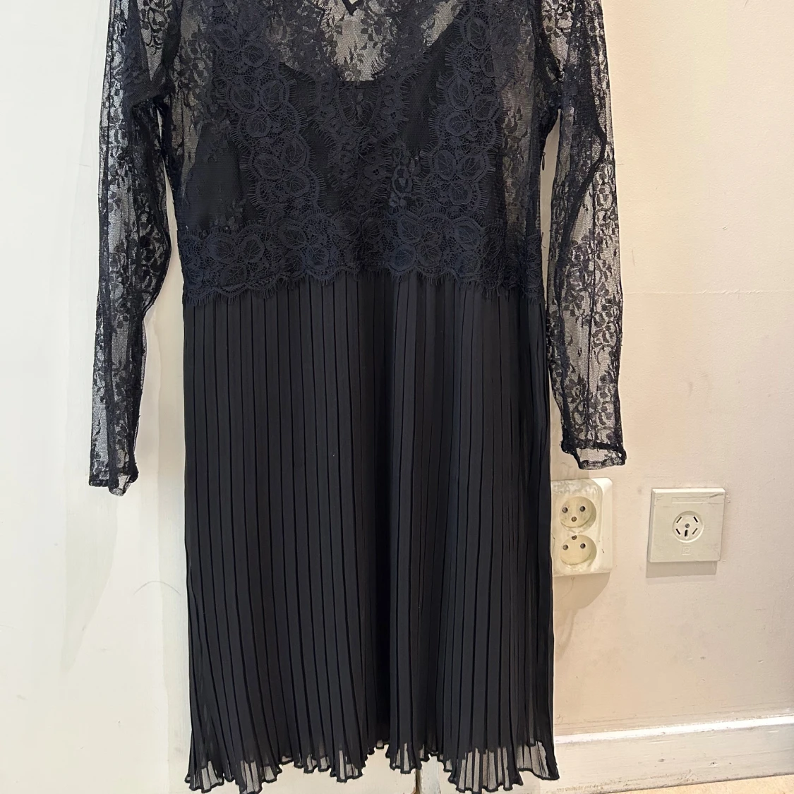 Ny Svart spetsklänning från Zara - 1