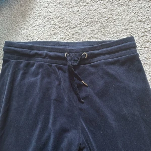 Mörkblå mjukisbyxor från Gina Tricot - Mörkblå mjukisbyxor från Gina Tricot med. Byxorna är raka i modellen och har en mjuk, skön känsla.eller när du vill vara extra bekväm.