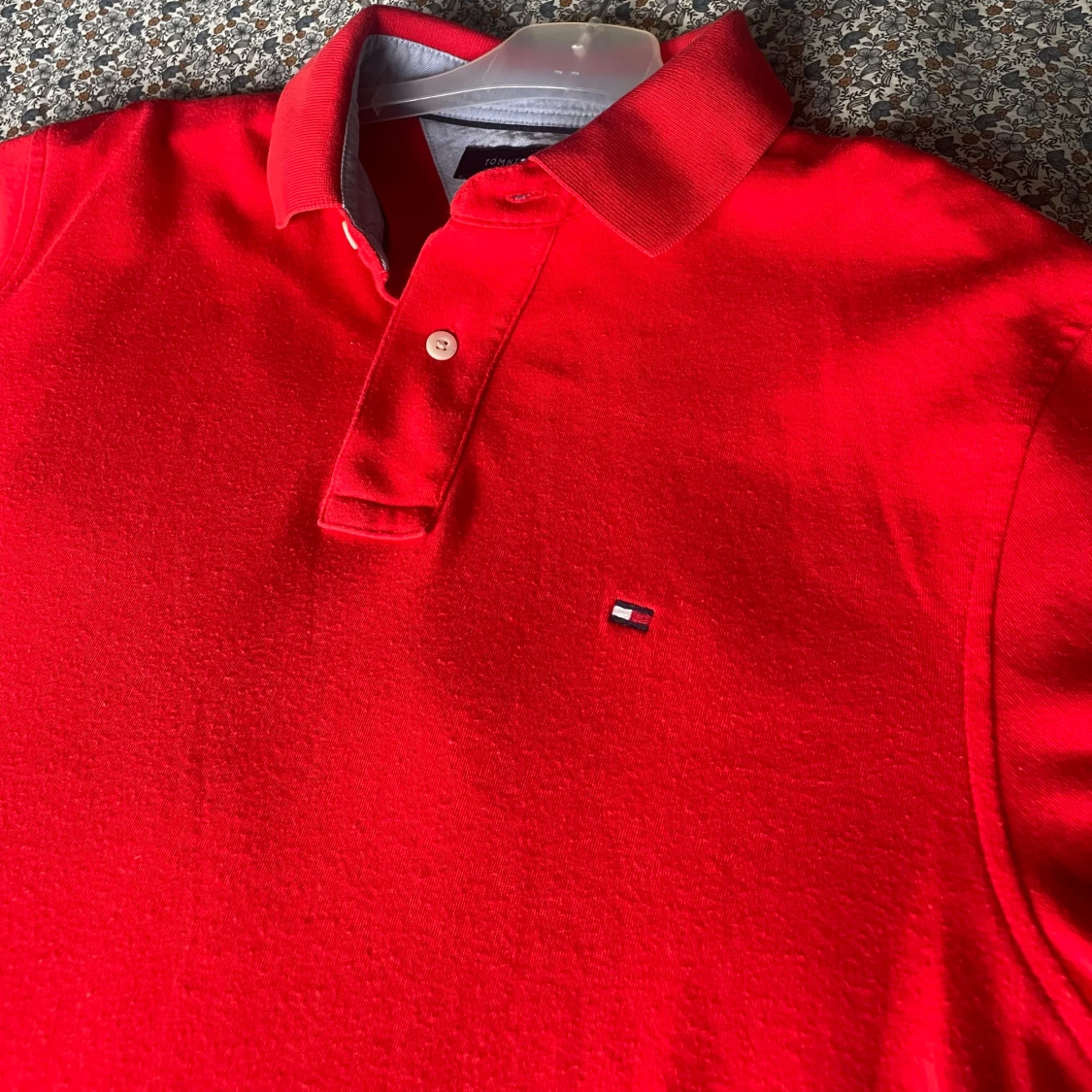 Röd pikétröja från Tommy Hilfiger - 2