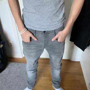Grå Replay Anbass Jeans - Säljer dessa riktigt bekväma och stilrena Replay Anbass Jeans till ett riktigt bra pris! Perfekt för hösten, Storlek W30 och är nästan aldrig använda