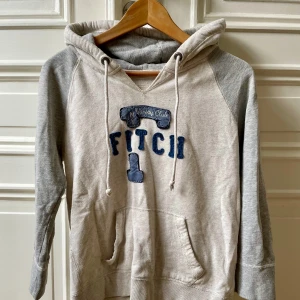 Abercrombie & Fitch hoodie - Säljer en skön A&F hoodie. Den är lite sliten men fortfarande i mycket bra skick, skulle säga att det bara gör den snyggare. Tveka inte att höra av er vid frågor!