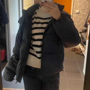 Marinblå vinterjacka - Säljer en marinblå vinterjacka från Nelly i väldigt fint skick! Användes förra vintern men är tyvärr inte min stil längre💗 nypris: 799kr. skriv gärna vid funderingar🥰 pris kan diskuteras💗