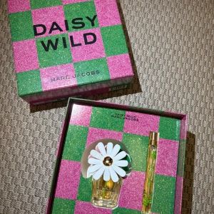 Daisy Wild Marc Jacobs parfymset - Limited edition parfymset från Marc Jacobs med Daisy Wild. Färgglad förpackning och unik flaska med blomdetalj. Perfekt present eller till dig som vill sticka ut med din doftsamling. 