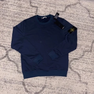 Marinblå Stone Island sweatshirt S - Helt nya
