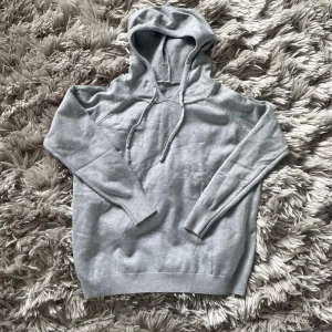 Ljusgrå Kashmir hoodie - Skön tröja, det kashmir. Använd ett par gånger men inte tillräckligt. Passa på med låga priset!