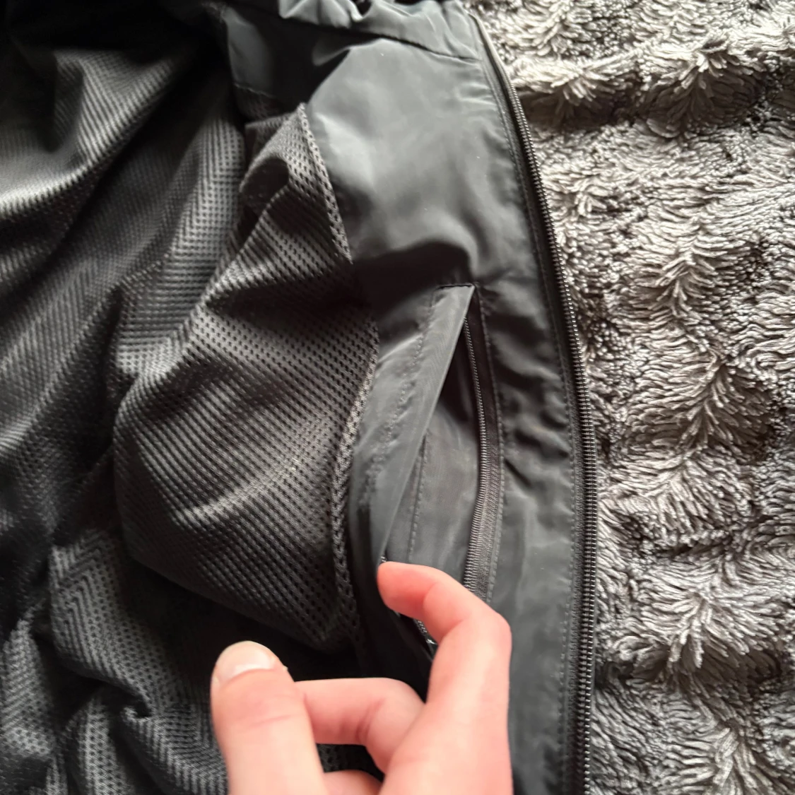 Svart EA7 vindjacka med huva - 4