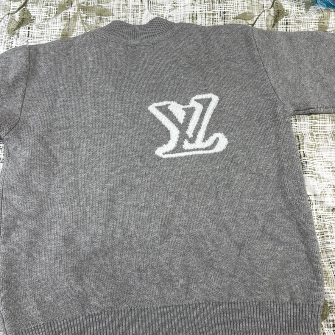 Grå stickad Louis Vuitton tröja - 1