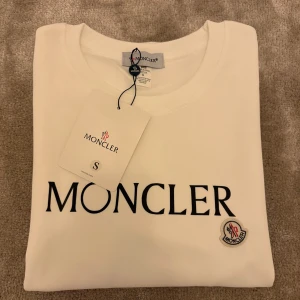 Vit sweatshirt från Moncler med logga - Vit sweatshirt från Moncler i storlek S! Skriv
