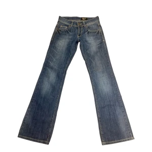 Vintage - Supersnygga lågmidjade bootcut unika mörkblåa vintage jeans! De är för små för mig tyvärr. Stl 26, midja: 34 cm, innerben: 80 cm, midjehöjd: 19 cm. 