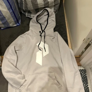 Peak Performance  - En fin gosig hoodie perfekt nu för den kalla vintern. Den är ganska varm av sig och har gosig insida. Använd ett fåtal gånger, men den är lite narig på den svarta delen av luvan ni ser det på bilden ☺️