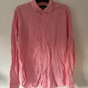 Riley linne skjorta - Denna stört snygga rosa Riley linneskjorta i storlek L säljes. Väldigt bra skick! Stryker man den blir den som ny och den är nästan helt oanvänd! Tveka inte vid minsta fråga eller fundering🤩