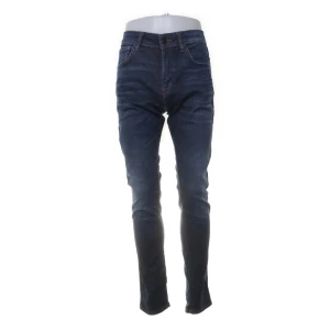Mörkblå skinny jeans från Selected Homme - Mörkblå jeans från Selected Homme med klassisk femficksdesign och skinny passform. Tillverkade av ekologisk bomull, modal, polyester och elastan för en bekväm stretch. Snygga kontrastsömmar och normal midja. Perfekta för en stilren och modern look.