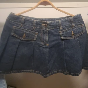 jeans kjol - kjolen är i storlek 40 (L) men jag tar den som i storlek (M) istället.