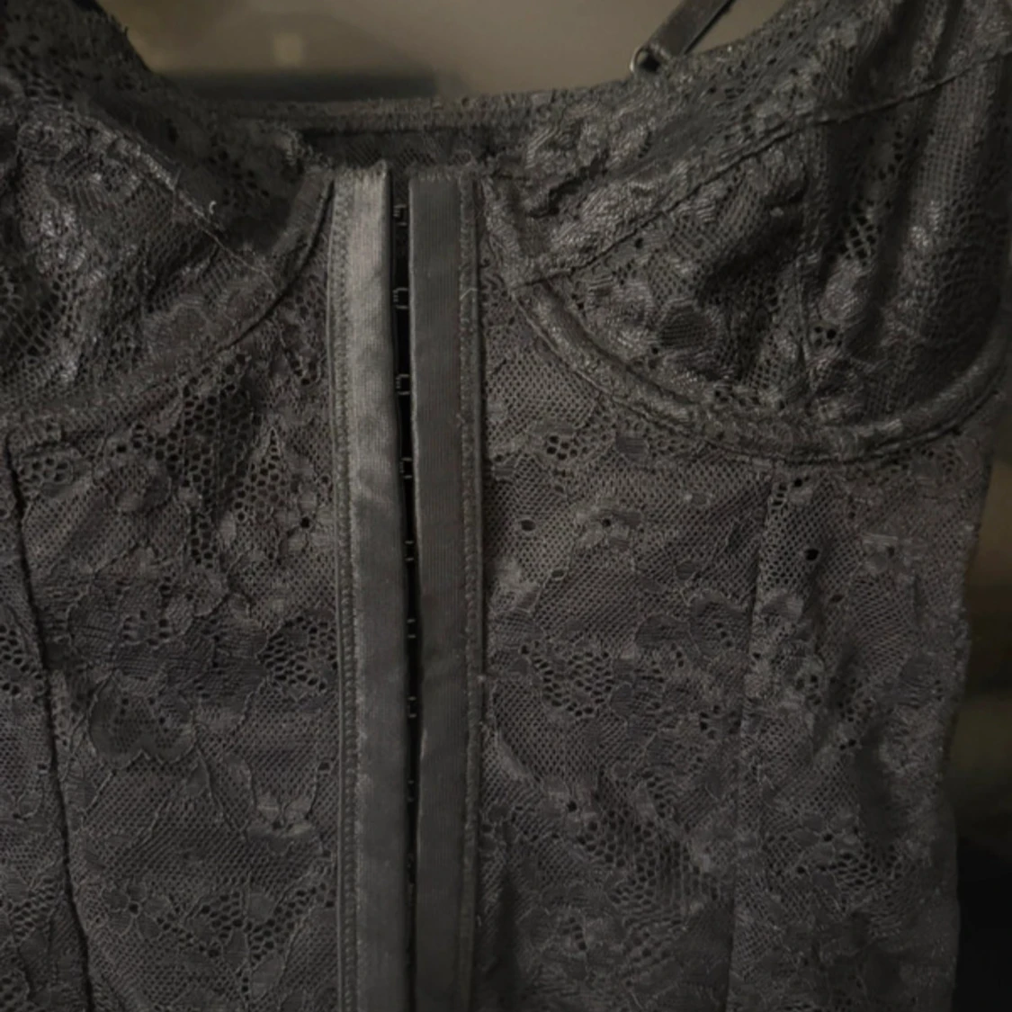 Svart spetskorsett med smala axelband - 1