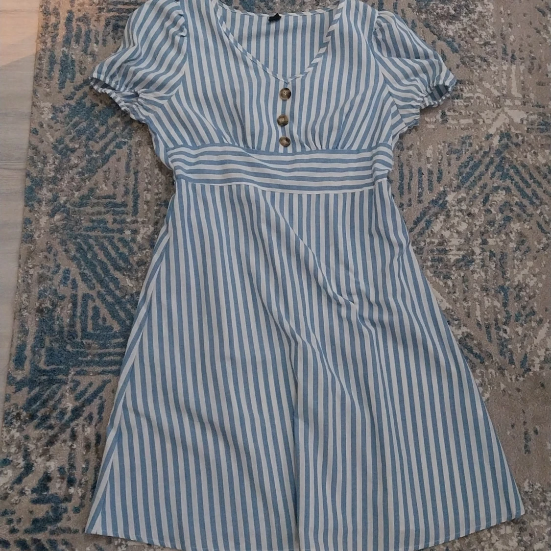 Blåvit randig kortklänning med knappar