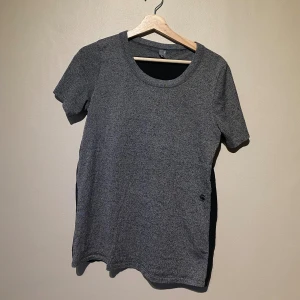 G star raw basplagg tröja  - Säljer denna gråa tröja från G Star raw i storlek S. Material; bomull och polyster. Finns att hämta i centrala Göteborg eller kan skickas via valfri app. Kan behöva en tvätt pga legat i flyttkartonger pga storrensning. 