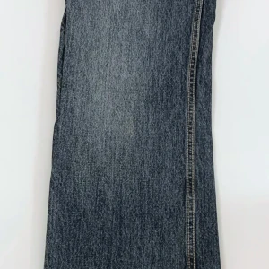 Blå raka jeans från Zara XS - Snygga blå jeans från Zara med klassisk rak passform och fem fickor. Jeansen har kontrastsömmar och är tillverkade i slitstarkt denimmaterial. Perfekt för dig som gillar en enkel och tidlös look. Innerbenslängd: 83 cm, Midja: 32,5 cm. 