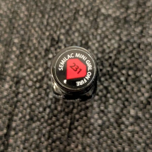 Semilac gellack, gel polish, kräver uv-ledlampa - Semilac mini i färg 231, klassisk röd. Oanvänd. Se färg på sista bilden, tagen från nätet. Fri frakt gäller endast till 18/10.