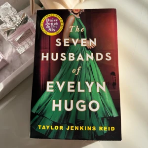 The Seven Husbands of Evelyn Hugo - En glamorös och fängslande berättelse om Hollywood-ikonen Evelyn Hugo, hennes sju äktenskap och hemliga liv. Perfekt för dig som gillar drama, kändisskap och oväntad vänskap. En modern klassiker som tar dig från 50-talets Los Angeles till 80-talets showbiz.