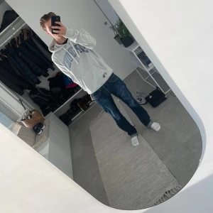 Superdry grå hoodie - Snygg grå hoodie men blå text från Super Dry. Jag på bilden är 178