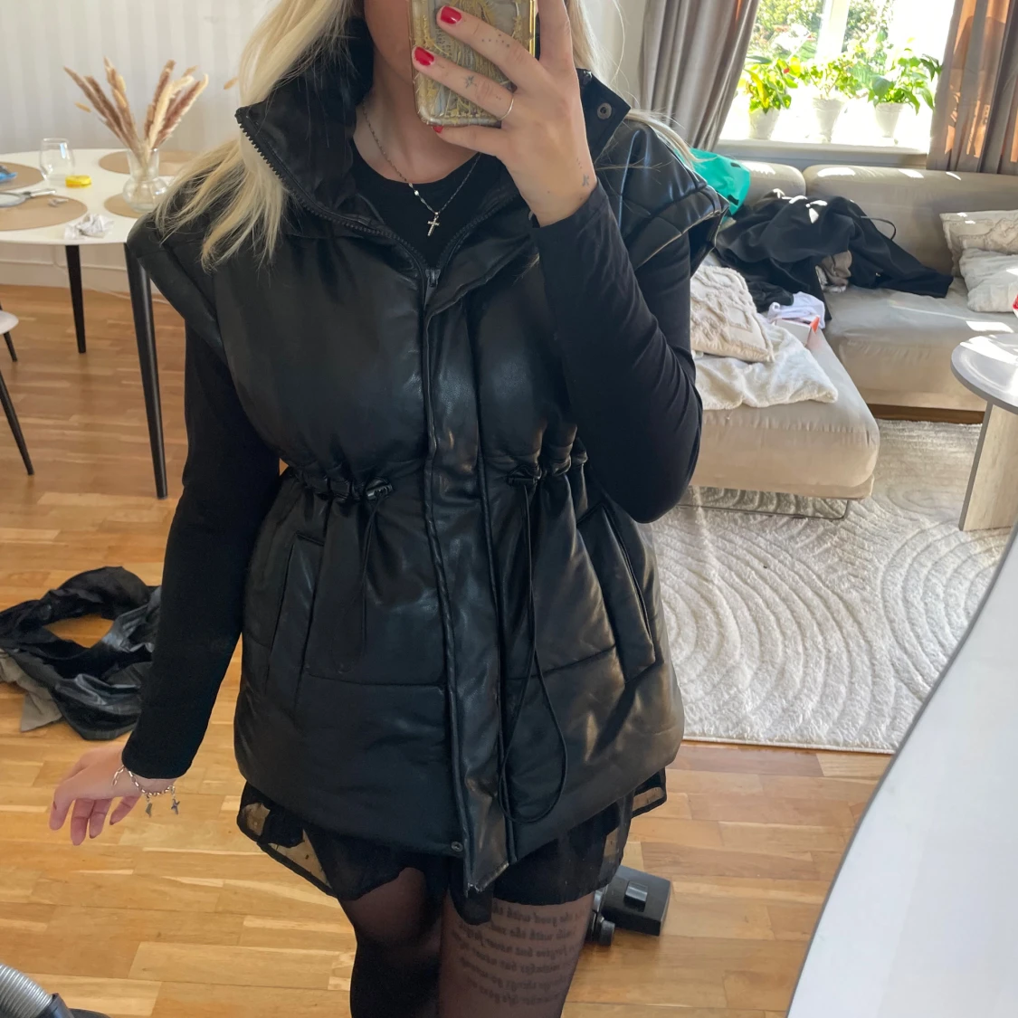 Svart skinnimitation väst LXA, Linn Ahlborg, M - 2