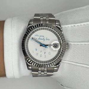 🕒 ”Who cares, I’m already late” – Seiko mode  - Rostfritt stålarmband • Silverfärgad boett med räfflad kant • Vit urtavla med text: “Who cares, I’m already late” • Unik, lekfull sifferdesign • Datumvisning med förstoringsglas • Perfekt för dig som alltid är fashionably late 😎
