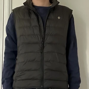 Morris väst - Sjukt snygg Morris väst i färgen mörkgrön.          Storlek S.                                                             Väldigt bra skick förutom att den gick sönder baktill , se bild. Hålet har sytts igen.                        Nypris 2299 mitt pris 799