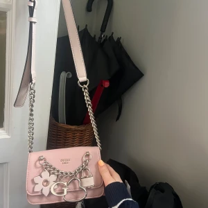 Guess väska - supersöt, ifrån guess, köpt i Prag för många år sedan! Bra skick, justerbar axelrem! Nypris ca 1 300 kr