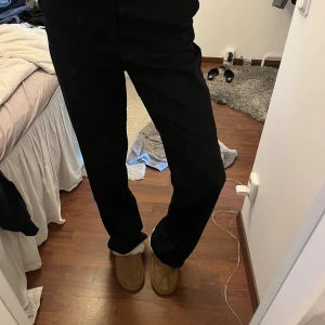 Svarta LÅNGA kostymbyxor med raka ben - Säljer ett par svarta kostymbyxor med raka ben, sjukt långa!! För referens är jag 177cm och de nästan släpar i marken för mig 🤩🙏🏼