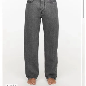 Arket loose jeans - Fräscha loose jeans från Arket (mist jeans) som jag inte längre använder, nypris 990kr‼️ Sitter bra på mig med normal midja och 176 cm lång. 28/30 storlek och skulle även passa kvinnor, då passformen är unisex. Det är bara att skriva för bilder men de ser ut exakt som i bilden ovan och har absolut inga defekter eller tecken på användning. Pris kan diskuteras! 