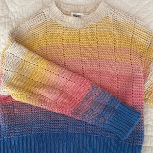 Färgglad stickad tröja från Indee - Superfin stickad tröja från Indee med breda block i gult, rosa, blått och beige. Tröjan har en chunky struktur, rund hals och långa ärmar. Perfekt för dig som gillar färg och vill sticka ut lite extra. Ksk kan förhandla om pris 💗