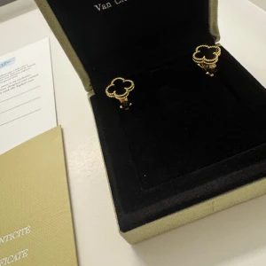 Van Cleef • Örhängen  - Lägg till Box & Certifikat  300:- (Seperat Annons)  • Kvalitet: Samma kvalité som butik  • Material: Äkta metall (Rostar ej) • Serienummer: Ja (unik märkning) • High-end Detaljer Som Orginal  Beställ Innan 20:00 så postas det samma kväll eller tidigare på dagen. 1-2 dagars frakt. Följ oss gärna på Insta @markes.damsmycken