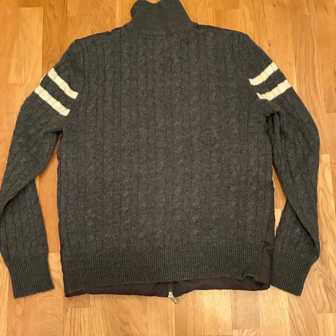 Grå Moncler pufferjacka med stickade ärmar - 4