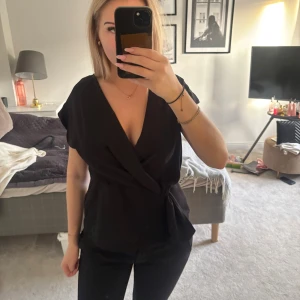 Blus - Säljer denna fina Zara blus som ej är använd i storlek S!