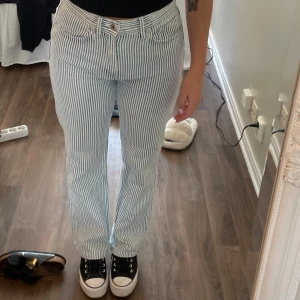 Randiga blåvita jeansbyxor - Snygga blåvita jeansbyxor med ränder. Har använt dom en gång så dom är i nyskick💓