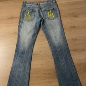 Lågmidjade bootcut - Säljer mina skitsnygga jättelågmidjade bootcut jeans för dom blivit försmå.. Passar xs/s🍓 Pris går att diskutera❣️ Skriv för fler bilder